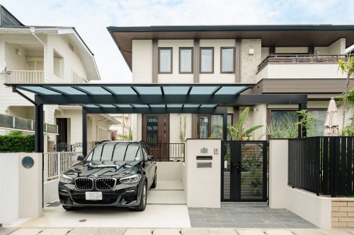 スタイリッシュカーポートで落ち着いたファサードを演出